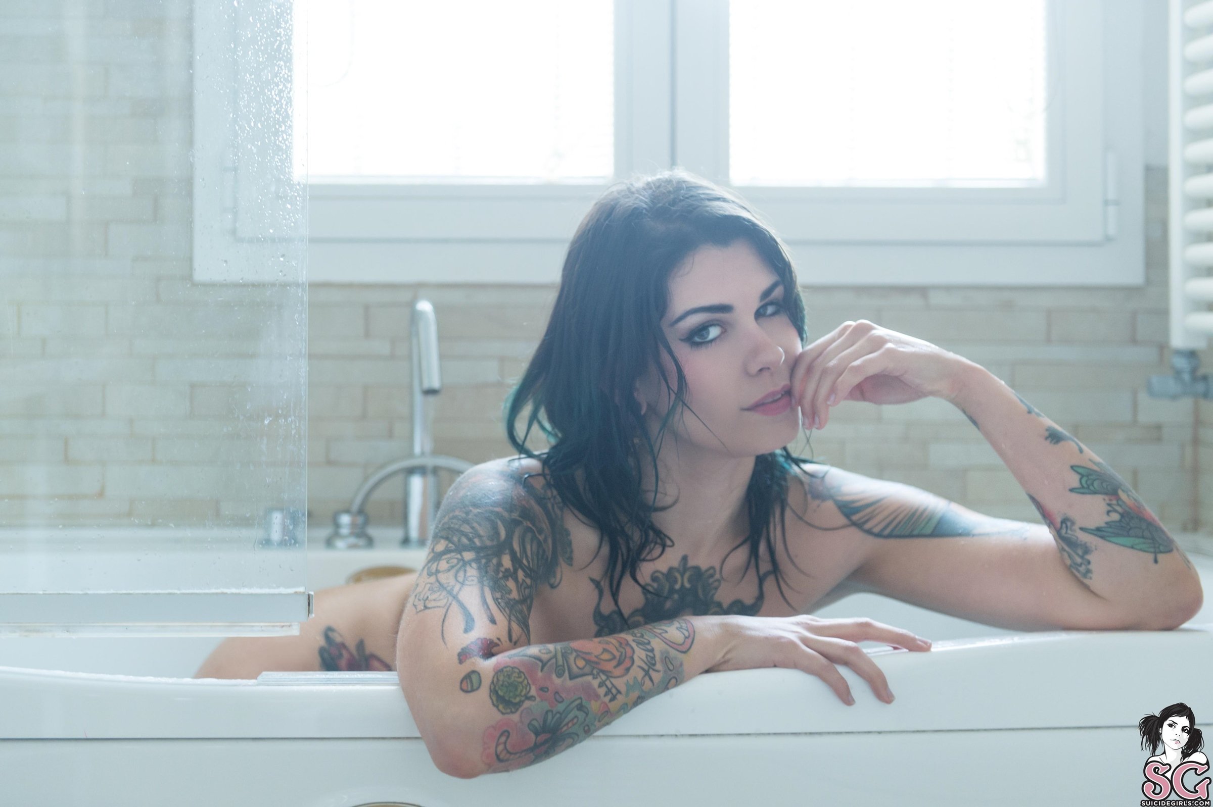 Image Beautiful Suicide Girl Ultima Snake Bite (35) High resolution lossles...