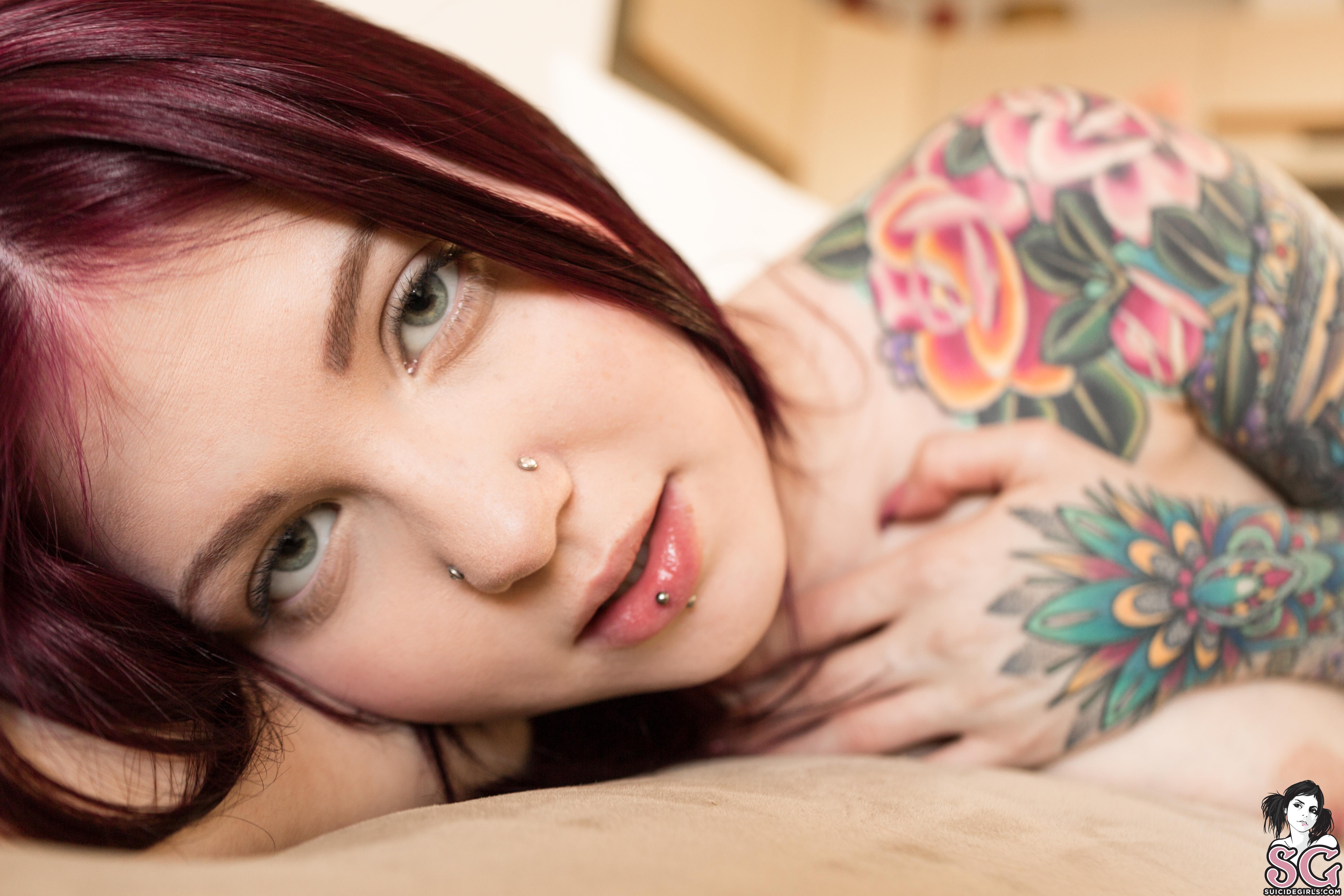 Beautiful Suicide Girl Lunablu Closer 44 High resolution lossless iPhone re...